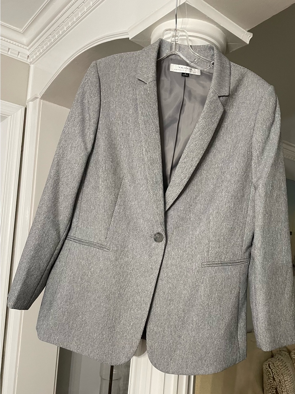 Tahari Arthur. s. Levine women’s size 8 light gray herringbone Blazer